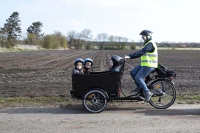 Tre på stribe: Ulla Hansen, Maryann Østergaard og Laila Hvam Mikkelsen. De to forreste cykler er kun få uger gamle, mens den bagerste blev givet af Feldborg Støtteforening for nogle år siden. Foto: Tom Laursen