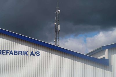 I Vildbjerg by findes der tre master, som måske også vil kunne rumme en varslingssirene. Denne mast står i industrikvarteret. Foto: Henrik Lind Jørgensen