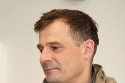 Den familiære base ligger fast i Gjellerup, men Brian Stig Olssons militære arbejdsplads er i løbet af mere end 25 år skiftet mellem en del kaserner rundt i landet. Aktuelt gør den nyslåede Ridder af Dannebrogordenen tjeneste som oberstløjtnant ved Ryes Kaserne i Fredericia. Foto: PR-foto