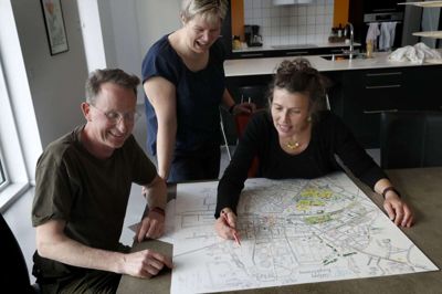 Det er morsomt at være med i processen, når Irma Brondbjerg (t.h.) er forbi bykoordinator Birthe Luckmann og borgerforeningsformand Mogens Lindvig for at samle inspiration til færdiggørelse af kortet. Foto: Flemming Hansen