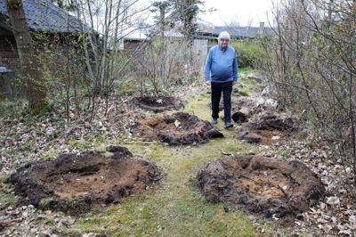 Mogens Østergaard er nabo til Rind Plantage, som har valgt at sløjfe en skovvej og skovlysning i skellet mod naboen. Mogens Østergaard mener, de mange huller er en hilsen med »tak for sidst« fra skovens bestyrelse, fordi han fortalte myndighederne om det byggeaffald, der var blevet kørt ud i skoven. Foto: Tom Laursen