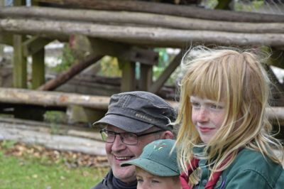 Bæverne Mikkel og Thea lytter med, mens »nogle voksne« fra Børne- og Ungdomsorganisationernes Samråd (BUS) i Herning Kommune holder tale for deres leder hos KFUM-spejderne på Gl. Skolevej, Henrik Dissing. Bæverlederen er tildelt årets lederpris for blandt andet sin store naturbegejstring og rolige væremåde omkring børnene. Foto: Privatfoto