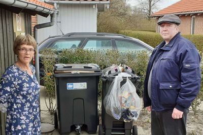 Daniel Ekbøl og en af lejerne på Friskolevej Laila Gammelgård ved de overfyldte affaldsspande. Boligselskabet Lejerbo ville først spise lejerne af med en fælles spand til plastik, metal og kartoner. Nu har Lejerbo sørget for, at lejerne i de otte rækkehuse har samme vilkår som alle andre. Foto: Jesper Wind