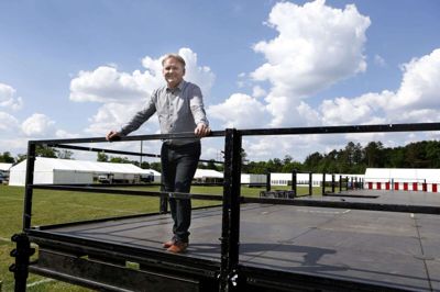De sidste par artikler omkring aflysningen af Herning Rocker, har vi illustreret med et billede af Dan Madsen på en meget overskyet festivalplads. Men nu skal vi se fremad, så her er et billede af Dan Madsen i solskin. Foto: Henrik Ole Jensen