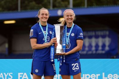 Det nordiske fodboldpar, Magdalena Eriksson og Pernille Harder (t.h.) vandt i går det engelske mesterskab med Chelsea. Den svenske back, det danske offensiv-es og resten af Chelsea-mandskabet står også i finalen i Champions League og er stadig med i den engelske FA Cup, så sæsonen kan ende i total triumf for de blåklædte spillere fra London. Foto: Ritzau Scanpix