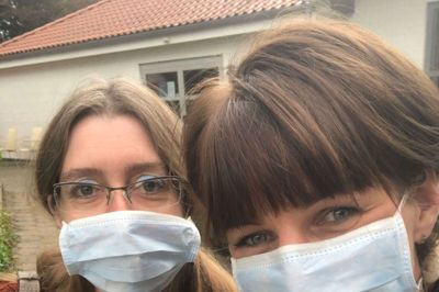 Konsulenterne Connie Jessen Klindt (t.h.) og Christina van Diemen fra Projekt Langtidsrask klarer for tiden meget af deres rådgivningsarbejde via video, telefon eller mail og tager selvfølgelig de nødvendige forholdsregler, når de er ude på virksomhedsbesøg. FOTO: PRIVATFOTO