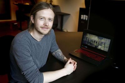 Nicklas fotograferet i Birk, hvor han havde sit filmproduktionsselskab, inden han sidste forår rykkede det til Kibæk. Han er stolt over at være med i Serieskolen og er vild med at arbejde med serieformatet, som han også har arbejdet med inden udvælgelsen. Foto: Henrik Ole Jensen