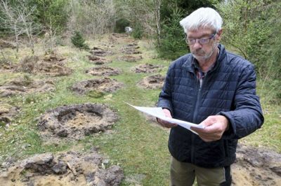 Lokalhistoriker Evald Sønderby fra Lind var i 10 år formand for Rind Plantage, indtil han gik af i 1996. Han mener, det er forkasteligt, at den nuværende bestyrelse har gravet kæmpehuller i den gamle kirkesti fra middelalderen, som blandt andet er afsat på et kort fra 1974. Foto: Bo Lundgaard