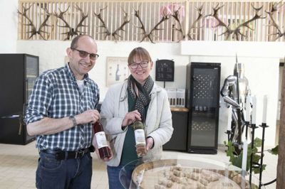 Steen og Marianne Laursen har fyldt køleskabet med både hvid- og rosévine, som de selv har produceret. Foto: Tom Laursen