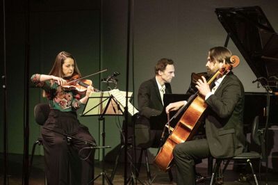 Efterklang-koncerten blev indledt med fire stykker af Astor Piazzolla i en hyldest til den argentinske komponist, der blev født 1921. Her ses Ana Feitosa, Martin Qvist Hansen og Jonathan Slaatto. Foto: Tom Laursen