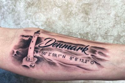 På sin ene arm har den unge tysker Tobias Backhaus netop fået et varigt minde om sin barndoms mange ferier i Danmark. Lyngvig Fyr pryder nu hele indersiden af tyskerens underarm. FOTO: PRIVATFOTO