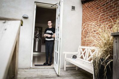Efter tre uger på sygehuset og fire uger på Remstruplund er Arne Bech tilbage i huset i Sydbyen. - Jeg har tabt mig rigtigt meget. Jeg har mistet rigtigt meget muskelmasse ved at være sengeliggende i så lang tid, fortæller han.