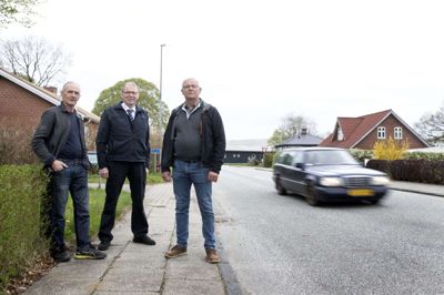De tre lokale beboere - fra venstre er det Charles Maibom, Aage Madsen og Leif Bødker - fortalte sidste år, hvordan der bliver kørt for stærkt i Karstoft. Selvom kommunen har sat en trafiktæller op, er der ikke sket ret meget ved problemet siden. Foto: Tom Laursen