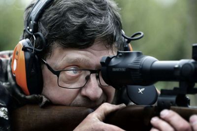 Mads Sloth Andersen fra Timring-Vildbjerg Jagtforening er en af dem, der får sit våben - ned ny kikkert - skudt ind. Foto: Henrik Ole Jensen