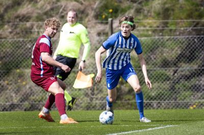 Tobias Damgaard (t.h.), der her ses i forrige weekends lokalopgør mod Tjørring, scorede et flot mål i 2-2-udekampen mod VRI. Foto: Tom Laursen
