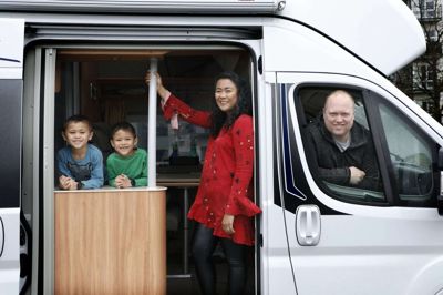 Indtil videre er det kun Kristian Primdal, der kører Panda Van. Autocamperen er seks meter lang, 2.20 bred og 3.20 høj. May Primdal har kun haft kørekort i et år, og det er noget anderledes at køre van’en end en lille bil, synes hun. Foto: Henrik Ole Jensen