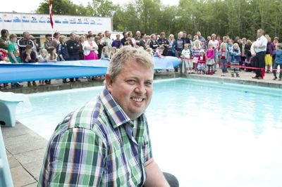 Formanden for Engesvang Friluftsbad, Mikael Würtz, ser ind i endnu en sæson trods coronapandemi. Det skyldes særligt de frivillige i byen, som tilslutter sig i så høj en grad, at det er muligt at holde åbent med fokus på sikkerheden og coronarestriktioner. Foto: Jens Anker Tvedebrink