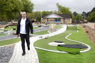 Kok og indehaver af Søgaarden og campingpladsen i Sunds, Kristian Jensen, forventer, at den nye bane til minigolf vil åbne i pinsen. Det gule hus i baggrunden skal rumme en ny is-og kaffebar. Foto: Tom Laursen