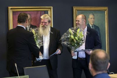 Lars Krarup mødte Ingvar Cronhammar i mange sammenhænge - som da han overrakte Herning Kommunes Bygningspræmieringspris til kunstneren i 2017. Foto: Tom Laursen