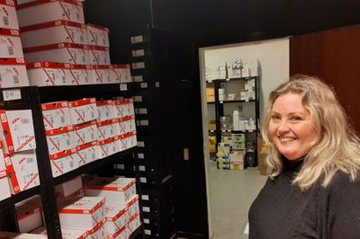Det var engang »the dark room« i swingerklubben med en væg med huller i og en stor seng på den anden side. Det mørklagte rum bruges nu som lager til nogle af de 12.000 par sko, som Rikke Kristensen og sygeplejebutikken.dk har på lager. Foto: Jesper Wind
