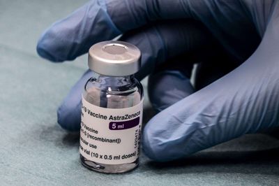 Det er vacciner fra AstraZeneca og Johnson & Johnson, som virksomheden Practio skal vaccinere borgere med i en tilvalgsordning. Borgere skal selv tage kontakt, hvis de ønsker en af vaccinerne, og en læge skal sige god for det. Foto: Liselotte Sabroe/Ritzau Scanpix