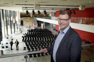 Momme Mailund, rektor på Herning Gymnasium, er glad for, at de seneste coronarestriktioner gør det muligt at samle alle 3. g’erne til en dimissionsfest. De har ikke været samlet siden marts i 2020. Foto: Flemming Hansen