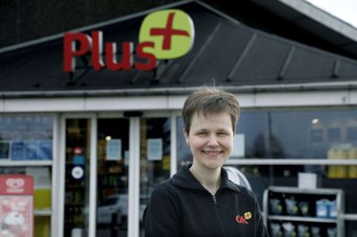 Solvita Nielsen forlader fra 1. november OK+ i Kibæk for at blive ny brugsuddeler i Arnborg. Hun og familien har for nylig købt hus få kilometer syd for Arnborg. Foto: Henrik Ole Jensen