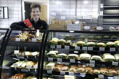 Solvita Nielsen kom til Arnborg fra en stilling på OK+-tanken i Kibæk, hvor hun skaffede kunde i kiosken blandt andet ved at satse på sultne pendlere. Det ville hun også hos Dagli’Brugsen i Arnborg, men bestyrelsen mener ikke, økonomien er til Solvita Nielsens visioner for dagligvarebutikken. Foto: Henrik Ole Jensen