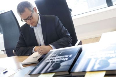 Der er blevet signeret mange bøger forud for bogudgivelsen i den kommende uge. Foto: Henrik Ole Jensen