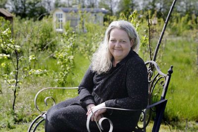 Ellen Obitsø og hendes mand, Kurt Jensen, har omdannet knap to hektar til et friluftsområde med græs, træer og overnatningsmuligheder. Tidligere har de dyrket grøntsager på arealet. Foto: Henrik Ole Jensen