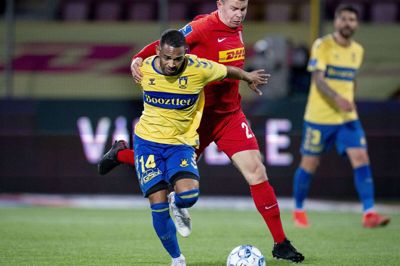Mads Døhr Thychosen, her i infight med Brøndbys Kevin Mensah, garanterer en helhjertet indsats mod netop Brøndby. (Arkivfoto) Liselotte Sabroe/Ritzau Scanpix