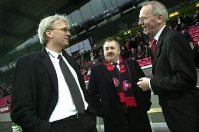 Steen Hove (t.h.) havde en stor andel i tilblivelsen af MCH Arena, fortæller Lars Krarup i sin nye bog. Ved indvielsen i 2004 talte Steen Hove med Steen Hessel (t.v.) og Johnny Rune. Foto: Tom Laursen