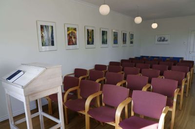 Det bliver her i Valgmenighedens Hus - i konfirmandlokalet - der skal synges onsdag eftermiddag. Foto: Henrik Ole Jensen