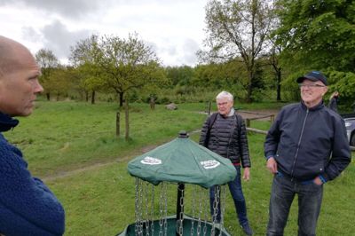 Ulla og Knud Mogensen vil gerne fortælle, hvad de mener om discgolfkurve i Herborg Bakker. Torben Tobiasen (t.v.) fra Videbæk Udviklingsforum lytter og forsvarer projektet. - Der skal være plads til både mennesker og aktiviteter i Herborg Bakker, fastslår han. Foto: Jens Kristian Lynderup