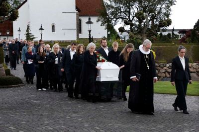 Tidligere biskop Karsten Nissen leder processionen ud af Gjellerup Kirke.