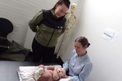 Nanna Lunding har både babyer og elitesportsudøvere blandt sine kunder i Herning Osteopati. Klinikken udvider snart med en børne-fysioterapeut. Foto: Jesper Wind