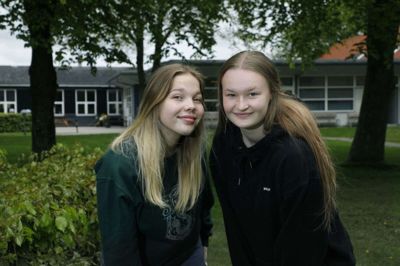 Snart er skoleåret slut for Emma Poulsen (t.v.) og Sofie Bostrup, men selv om det har været præget af onlineundervisning, ingen skolerejser til udlandet og corona-restriktioner, fortryder ingen af dem deres ophold på Sdr. Feldings Efterskole. Foto: Henrik OLe Jensen