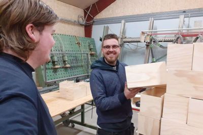 Anders Svanel vejleder Marcus Hedegaard om design af kasser til eget brug i snedkervirksomheden Svanel. Han er imponeret over, hvordan praktikanten er gået til arbejdet. Foto: Jens Kristian lynderup
