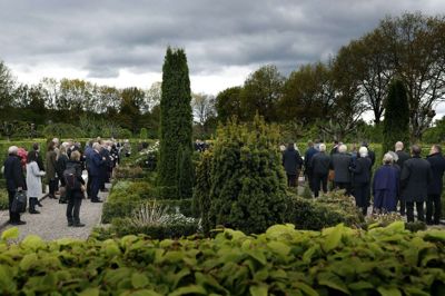 Folk stod længe på kirkegården og sagde det sidste farvel, inden selskabet defilerede forbi Ingvar Cronhammars enke, Inger, for at kondolere. Foto: Henrik Ole Jensen