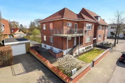 Adressen »Th. Nielsens Gade 83, st.« afslører, at det er stuelejligheden i denne villa, som for kort tid siden er landet på det lokale boligmarked. Ifølge Home Herning, der har boligen til salg, er det en attraktiv beliggenhed, hvor man er tæt på byen og Mindeparken. Foto: Home Herning