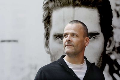 Tilliden til myndighederne og systemet lider et alvorligt knæk i Søren Poders nye bog »Undergang«, der handler om en virus, der muterer og et helt almindeligt ældre ægtepar i risikogruppen. Foto: Henrik Ole Jensen