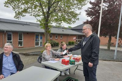Bjarne Nørtoft stemte »ja« til vedtægtsændringerne. - Det skal man jo. Hvad pengene fra arven skal bruges til? Det må borgerforeningen selv finde ud af. De plejer at være gode til at lægge planer, sagde Bjarne Nørtoft. Ved bordet er det fra venstre borgerforeningens formand, Kent Ullerup, kasserer Lis Mortensen og Mikaela Romlov. Foto: Jesper Wind