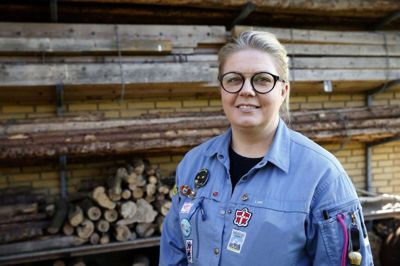 Bitten Stage tog initiativ til at en hjertestarter kan sættes op ved FDF Linds område på Tavlundvej. På søndag har Hjerteforeningen landsindsamling. I Lind er de i mål med indsamlingen til den nye hjertestarter. Foto: Flemming Hansen