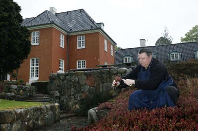 Den store have, der omkranser Skarrildhus, bruger Lars Vinstrup Jensen til at plukke blomster og blade i for at bruge dem til blomsteranretninger til eksempelvis bryllupper. Det er hotellets værdisæt med blandt andet natur og klima. Naturdelen handler også om, at gæsterne må bruge haven, når de er på besøg. foto: Henrik Ole Jensen