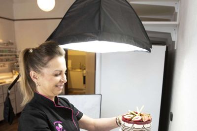 En ny trend har gjort det lidt nemmere at bage en bryllupskage, fortæller Anna Klimek, indehaver af »Kager med sjæl«, for nu vil mange have dem portionsanrettede ligesom den på billedet. Toppen består dog stadig af en skærekage, så traditionen med at brudeparret sammen skærer kagen for kan bibeholdes. Foto: Tom Laursen