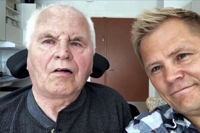 De tre film følger Jan Friche (t.v.) gennem hans fire sidste leveår, hvor sygdommen til sidst ikke blot afvikler hjernen, men også viser, hvorledes den mentale forandring sætter sig i kroppen. Foto: DR
