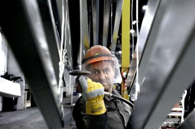 Pawel Zawadzki er en af de rutinerede med- arbejdere hos DOT. Polakken har arbejdet 10 år hos virksomheden og har stiftet familie i Danmark. Foto: Henrik Ole Jensen