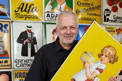 John Juhler Hansen har samlet på emaljeskilte i mange år. Foto: Pr-foto