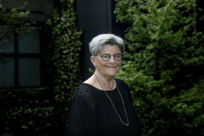 Socialdemokratiske Conny Jensen er netop fyldt 75 år og kæmper både for »Arnes« ret til en tidlig pension og sine egen ret til slet ikke at være færdig endnu. Efter mere end 30 år i byråds-, amtsråds- og regionsrådspolitik stiller hun op igen ved regionsrådsvalget til november. Foto: Henrik Ole Jensen