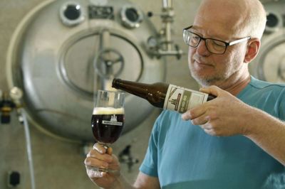 Ud over at drive eget bryggeri er Erik Borg også formand for Studsgård Vandværk, der lokker med ølsmagning og fællesspisning ved årets generalforsamling. Foto: henrik Ole Jensen